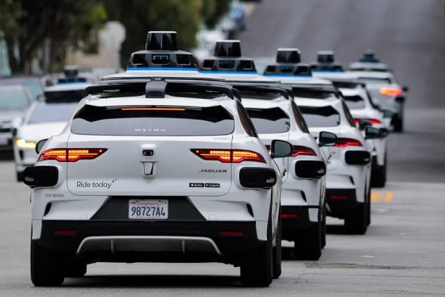 Una fila de robotaxis de Waymo recorre North Beach en San Francisco, California, el 7 de julio de 2026. (Heather Diehl/Getty Images)