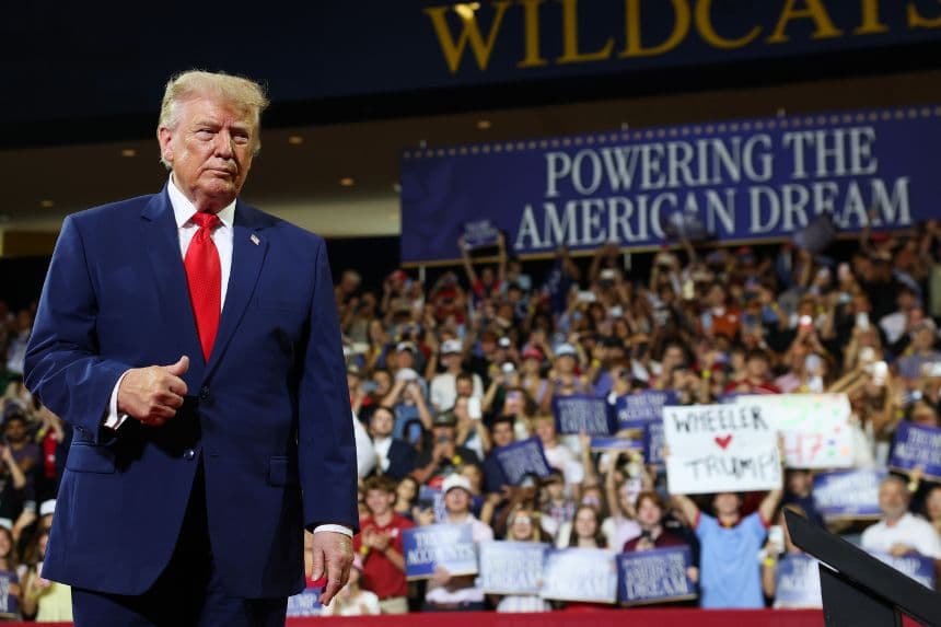 El presidente de EE. UU., Donald Trump, llega para pronunciar un discurso en el instituto Wheeler el 22 de julio de 2026 en Marietta, Georgia. (Kevin Dietsch/Getty Images)
