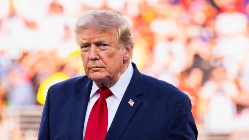 Trump dice que está considerando un "ataque masivo" contra Irán