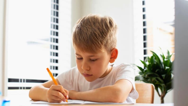 Todos los estudiantes deberían aprender a escribir a mano