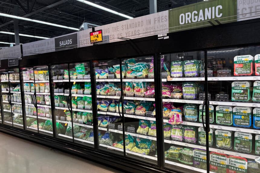 El pasillo de productos refrigerados en una tienda Meijer de Monroe, Michigan, en una foto de archivo. (Tom Gantert/The Epoch Times).