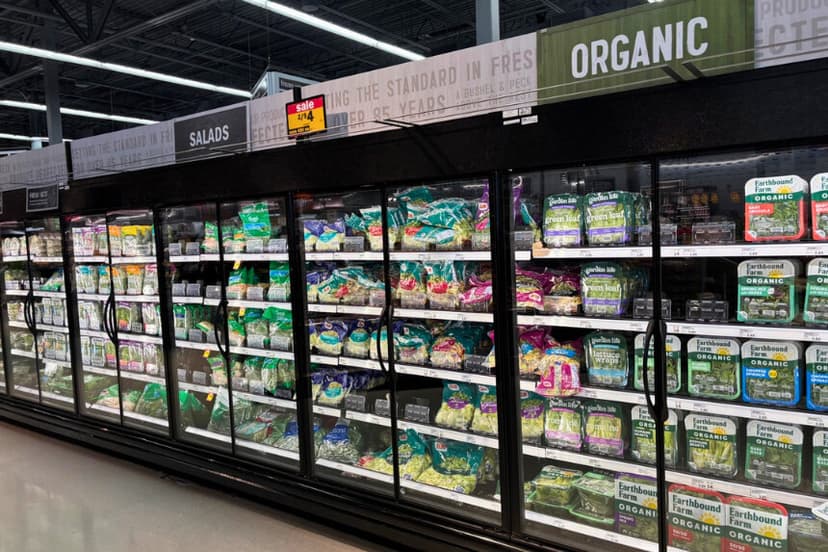 El pasillo de productos refrigerados en una tienda Meijer de Monroe, Michigan, en una foto de archivo. (Tom Gantert/The Epoch Times).