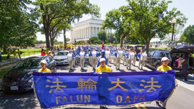 Miles de personas se manifiestan para exigir el fin de la persecución a Falun Gong