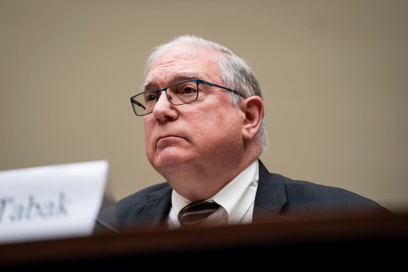 El subdirector principal de los Institutos Nacionales de Salud (NIH), Lawrence Tabak, testifica ante el Comité de Supervisión y Rendición de Cuentas en Washington el 16 de mayo de 2024. (Madalina Vasiliu/The Epoch Times).