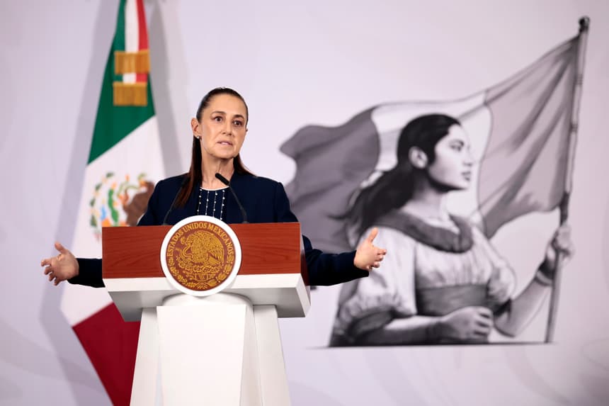 La presidenta de México, Claudia Sheinbaum, habla durante una rueda de prensa, en el Palacio Nacional de Ciudad de México (EFE/ José Méndez)
