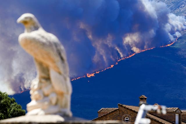 Imagen del incendio registrado en Burgohondo (centro de España), uno de los múltiples fuegos forestales que asolan el país este verano. (EFE/Raúl Sanchidrián)