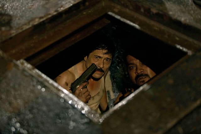 Fotografía de fondo cedida a EFE este el 24 de julio de 2026 por la plataforma Netflix, donde se observa un fragmento de la película, 'La captura' del director mexicano Chava Cartas y que revela a Alfonso Herrera y a Noé Hernández como los protagonistas que recrean la detención definitiva del narcotraficante Joaquín 'El Chapo' Guzmán en 2016. (EFE/Maria Medina /Netflix)
