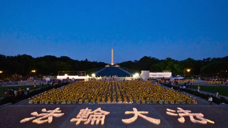 Una vigilia a la luz de las velas conmemora a las víctimas de la persecución contra Falun Gong