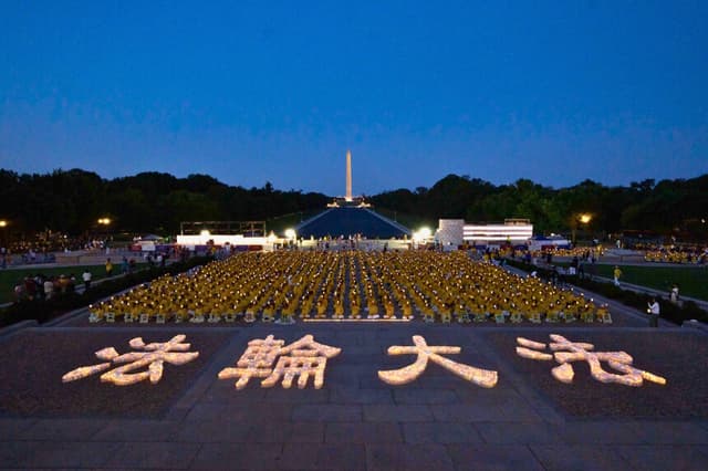 Practicantes de Falun Gong participan en una vigilia con velas en memoria de los practicantes que fueron perseguidos hasta la muerte por el Partido Comunista Chino en China, en el Monumento a Lincoln en Washington el 23 de julio de 2025. (Samira Bouaou/The Epoch Times).