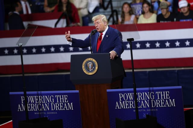 El presidente de EE. UU., Donald Trump, pronuncia un discurso en la escuela secundaria Wheeler el 22 de julio de 2026 en Marietta, Georgia. (Kevin Dietsch/Getty Images)