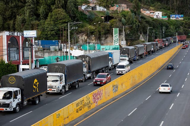Los camiones hacen fila en la frontera entre Colombia y Ecuador antes de que entren en vigor las nuevas medidas arancelarias, Colombia, el 30 de enero de 2026. (Reicarmyr CANIZARES / AFP vía Getty Images)