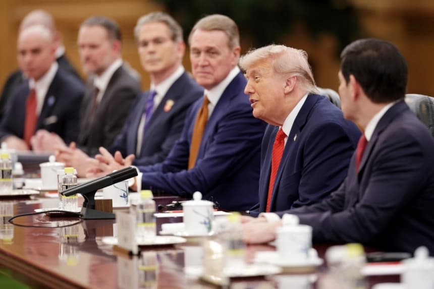 El presidente de EE. UU., Donald Trump, habla durante una reunión bilateral con el líder chino Xi Jinping en Beijing el 14 de mayo de 2026. (Alex Wong/Getty Images)