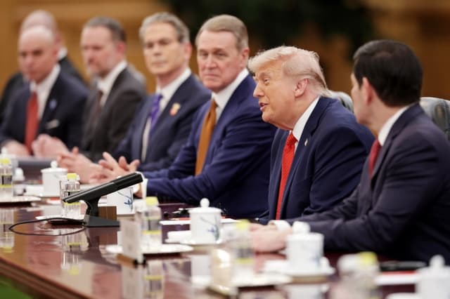 El presidente de EE. UU., Donald Trump, habla durante una reunión bilateral con el líder chino Xi Jinping en Beijing el 14 de mayo de 2026. (Alex Wong/Getty Images)
