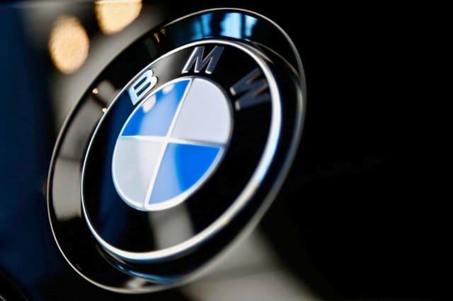 Logotipo de BMW en un automóvil BMW en Múnich, Alemania, el 20 de marzo de 2019. (Matthias Schrader/AP Photo).