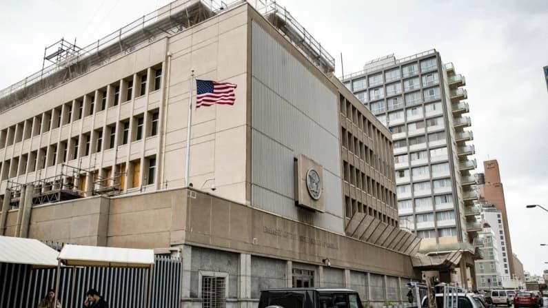 Embajadas de EE. UU. en Medio Oriente emiten alertas de viaje a estadounidenses por tensiones