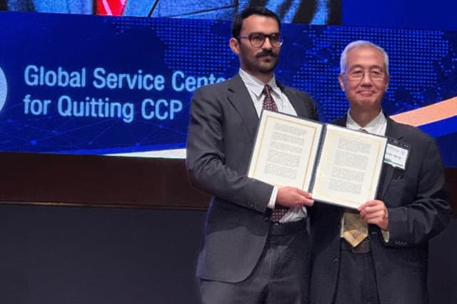 Christopher A. McNair (izquierda), en representación del congresista Andy Ogles (republicano por Tennessee), lee la declaración de Ogles en honor al movimiento Tuidang y se la entrega a Zhiyuan Wang, presidente del Centro de Servicios Globales para Abandonar el Partido Comunista Chino, en Washington el 21 de julio de 2026. (Nan Lin/The Epoch Times).