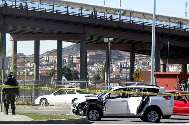 Un soldado mexicano patrulla el lugar donde tres empleados del consulado de EE. UU. fueron asesinados en Ciudad Juárez, México, el 13 de marzo de 2010. (Jesús Alcázar/AFP vía Getty Images)
