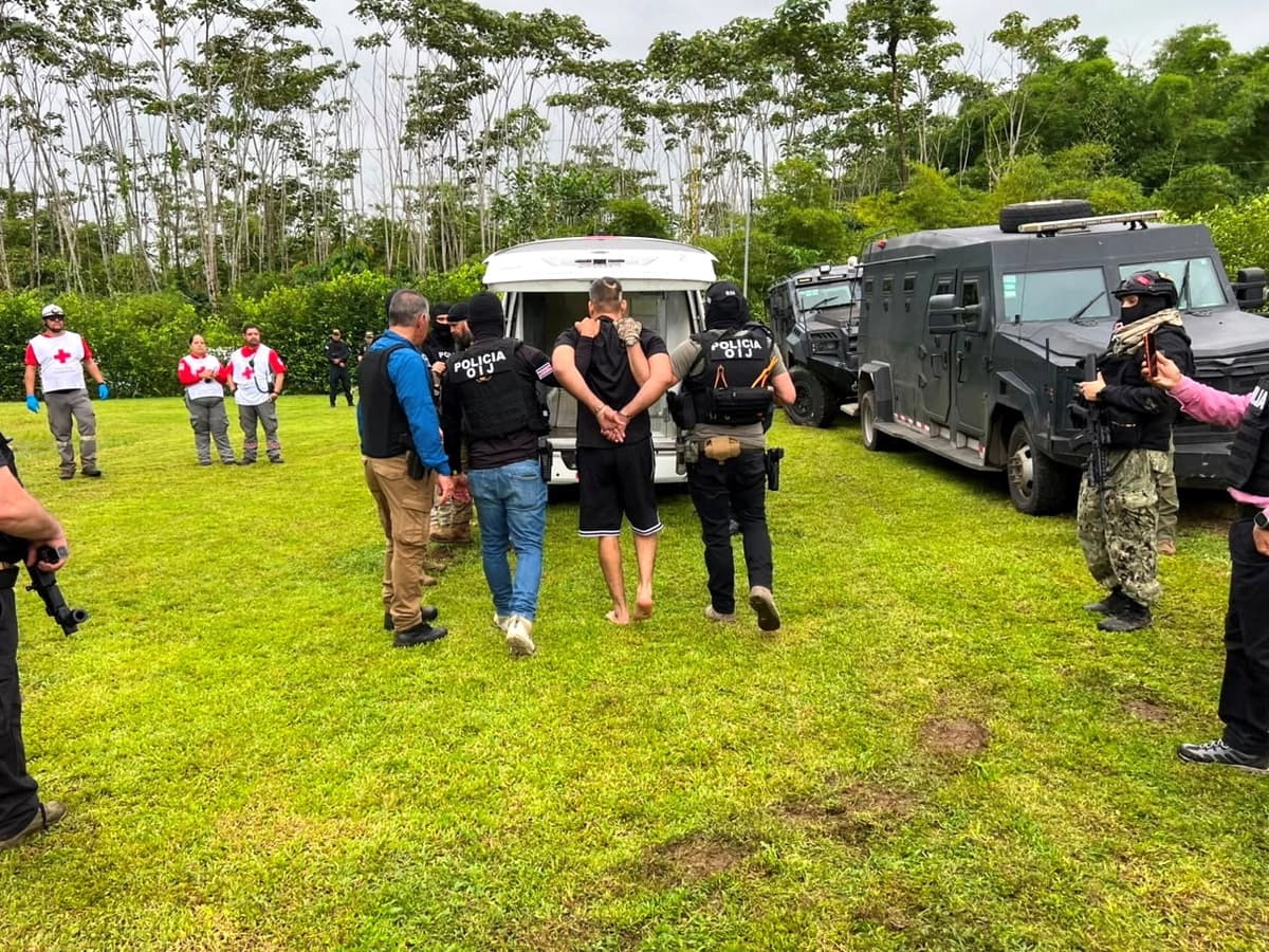 Las autoridades de la Oficina de Investigación Judicial (OIJ) de Costa Rica escoltan a Alejandro Arias, conocido como “El Diablo” —el fugitivo más buscado del país centroamericano y sospechoso perseguido por Estados Unidos por delitos de tráfico de drogas—, en Alajuela, Costa Rica, en esta imagen facilitada y distribuida el 24 de julio de 2026. (Oficina de Investigación Judicial (OIJ)/Imagen facilitada vía Reuters)