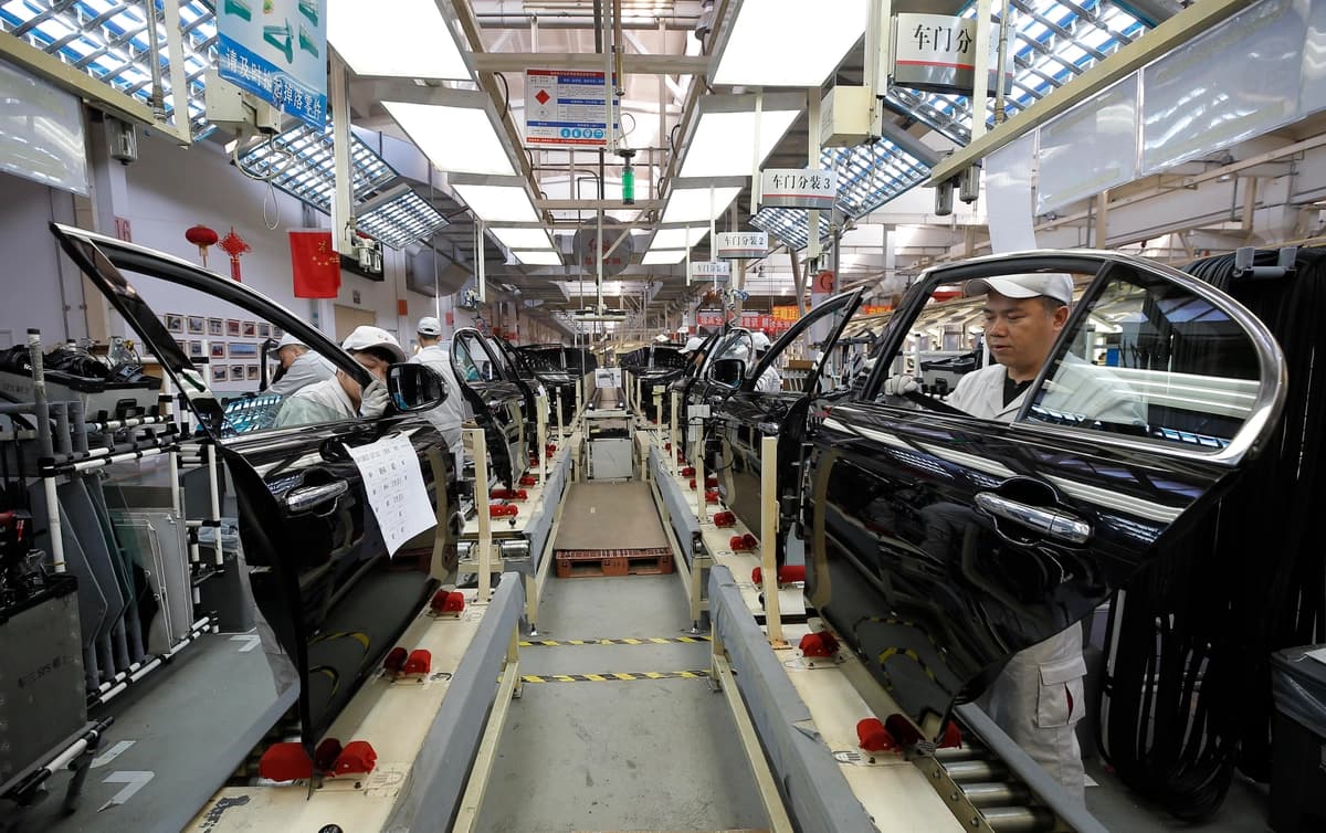 Empleados chinos trabajando en una línea de producción de automóviles en una fábrica en Changchun, en la provincia de Jilin, al noreste de China, el 1 de noviembre de 2017. (STR/AFP vía Getty Images)