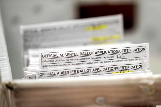 Votos por correo durante el recuento en el Wisconsin Center de Milwaukee el 8 de noviembre de 2022. (Morry Gash/AP Photo)