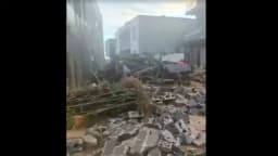 Sobrevivientes de inundaciones en China describen días de hambre, voluntarios luchan por entregar ayuda