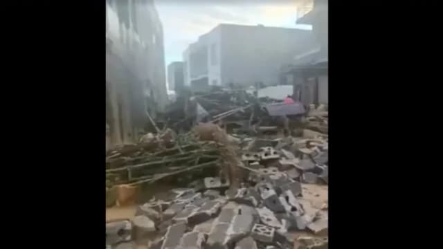 Sobrevivientes de inundaciones en China describen días de hambre, voluntarios luchan por entregar ayuda