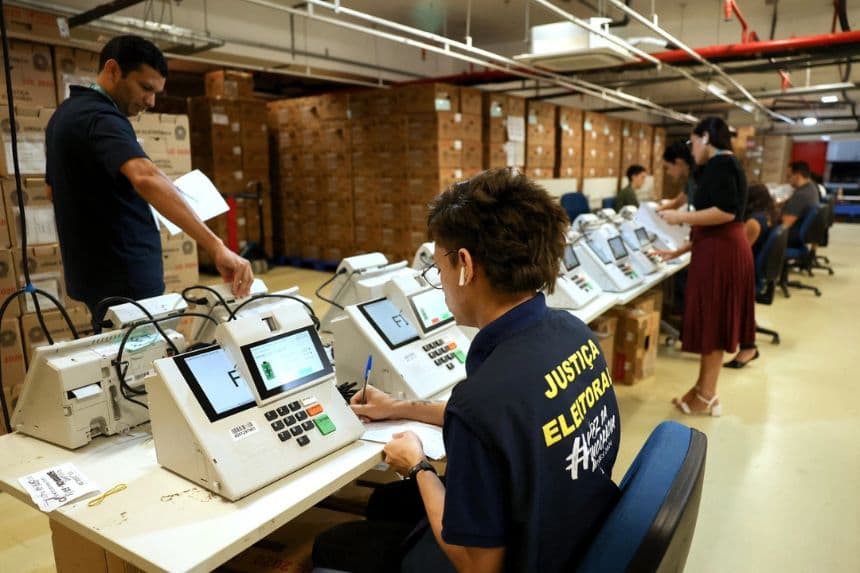 Personal del Tribunal Electoral Regional de Amazonas prueba máquinas de votación electrónica en Manaos, estado de Amazonas, Brasil, el 8 de julio de 2026. (Michael Dantas/AFP vía Getty Images)