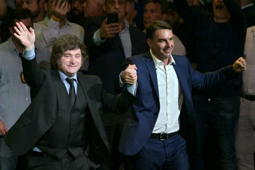 El senador brasileño Flavio Bolsonaro (D), acompañado por el presidente argentino Javier Milei, durante la convención del Partido Liberal en la que Bolsonaro fue confirmado como candidato presidencial del partido, en São Paulo, Brasil, el 25 de julio de 2026. (Ettore Chiereguini/AP Photo)