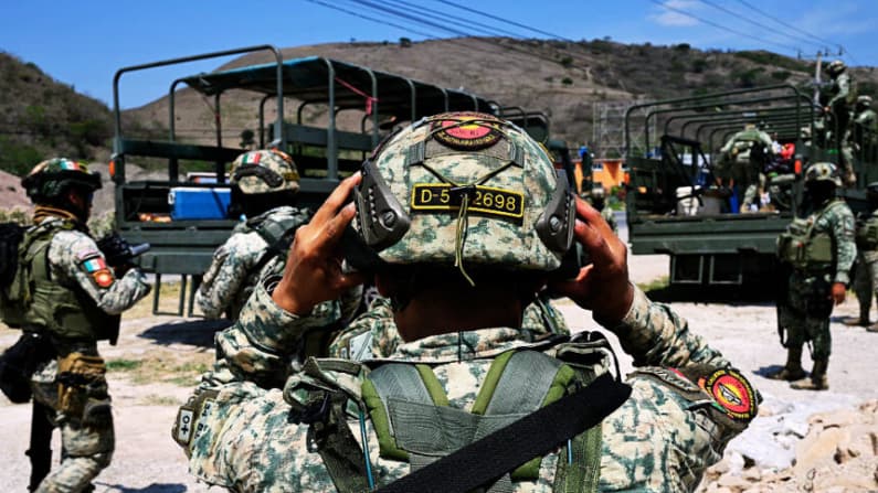 Investigan presunto coche bomba tras la muerte de dos elementos de la Guardia Nacional