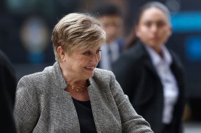 La directora gerente del Fondo Monetario Internacional (FMI), Kristalina Georgieva, reacciona a su llegada al Ministerio de Economía este lunes, en Buenos Aires. Georgieva, se reúne con el presidente argentino, Javier Milei, en el inicio de una visita de dos días al país para profundizar la colaboración, la primera desde la firma en 2025 de un nuevo programa de asistencia financiera para Argentina. (EFE/ Juan Ignacio Roncoroni)