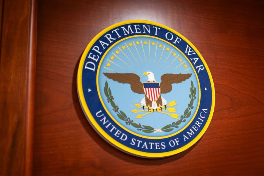 El logotipo del Departamento de Guerra en el Pentágono en Arlington, Virginia, el 10 de marzo de 2026. (Madalina Kilroy/The Epoch Times).