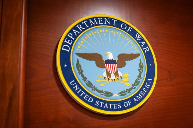 El logotipo del Departamento de Guerra en el Pentágono en Arlington, Virginia, el 10 de marzo de 2026. (Madalina Kilroy/The Epoch Times).
