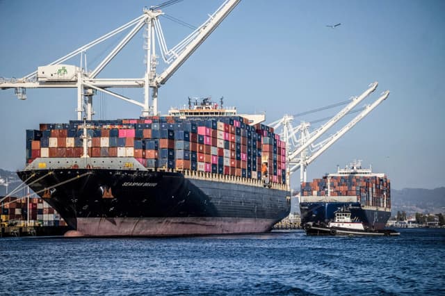 Un buque de carga lleno de contenedores de carga es visto en el puerto de Oakland, California, el 4 de agosto de 2025. (Carlos Barria/Reuters).