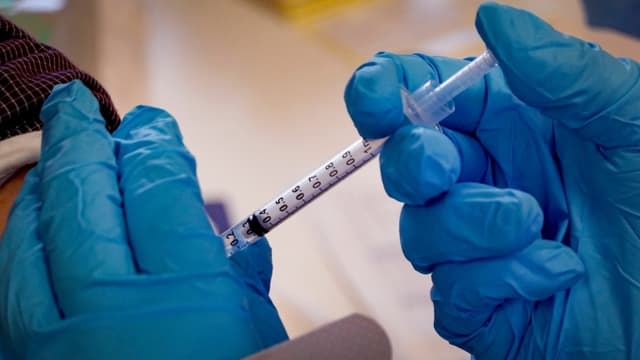 Corte federal falla a favor de mujer despedida por negarse a recibir la vacuna contra el COVID-19