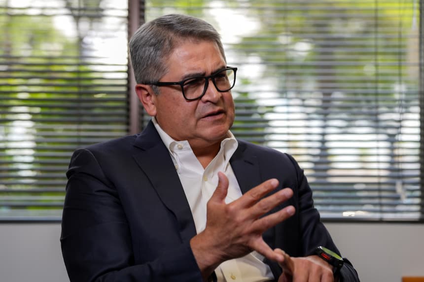 Fotografía de archivo fechada el 21 de mayo de 2026 del expresidente de Honduras, Juan Orlando Hernández (2014-2022), hablando en una entrevista con EFE en Miami, Florida (EFE/ Alberto Boal)
