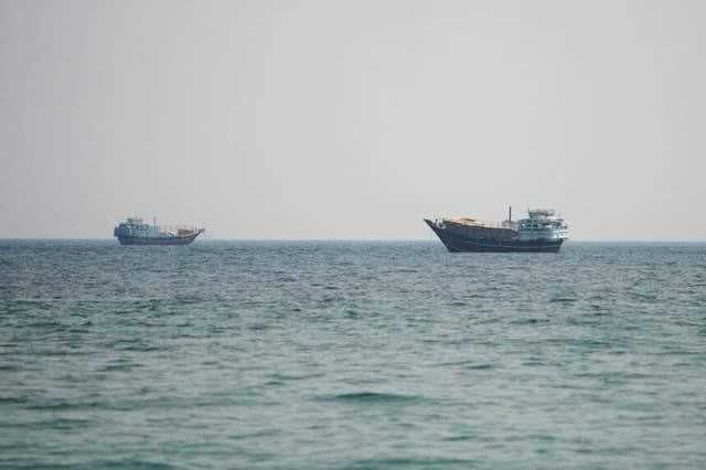 Embarcaciones en el estrecho de Ormuz, vistas desde Musandam, Omán, el 12 de julio de 2026. (Reuters).