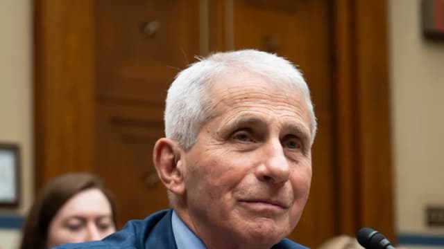 Científicos que reciben fondos de los NIH nominaron a Fauci para premios: correos electrónicos