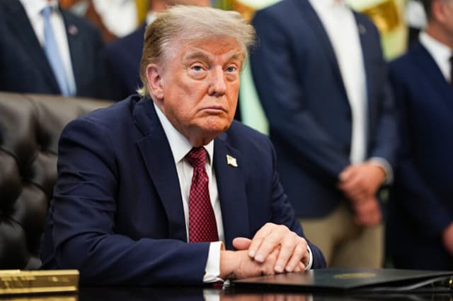 El presidente Donald Trump anuncia medidas sobre innovación nuclear en el Despacho Oval de la Casa Blanca, el 24 de julio de 2026, en Washington. Trump firmó órdenes ejecutivas para impulsar la energía nuclear y flexibilizar las normas para nuevos reactores y el suministro de combustible nuclear. (Eric Lee/Getty Images).