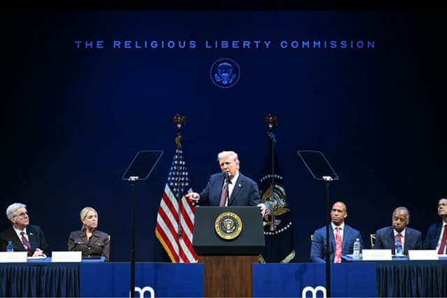 El presidente estadounidense Donald Trump interviene durante una reunión sobre libertad religiosa en la educación en el Museo de la Biblia en Washington, D.C., el 8 de septiembre de 2025. (Foto de SAUL LOEB / AFP) (Foto de SAUL LOEB/AFP vía Getty Images).