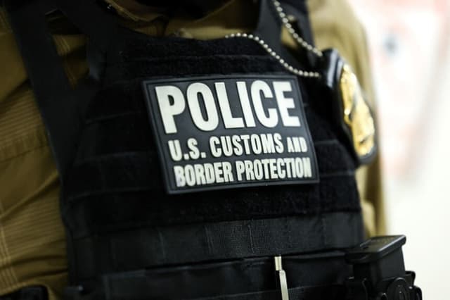 Un agente de la Oficina de Aduanas y Protección Fronteriza (CBP) permanece en un pasillo del Tribunal Federal de Inmigración, en el Edificio Federal Jacob K. Javitz de Nueva York, el 17 de julio de 2025. El presidente Donald Trump ha convertido la deportación de inmigrantes indocumentados en una prioridad de su segundo mandato. (CHARLY TRIBALLEAU/AFP vía Getty Images).