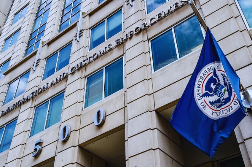 La bandera del Departamento de Seguridad Nacional ondea frente a la sede del Servicio de Inmigración y Control de Aduanas (ICE) en Washington el 17 de julio de 2020. (Olivier Douliery/AFP vía Getty Images).