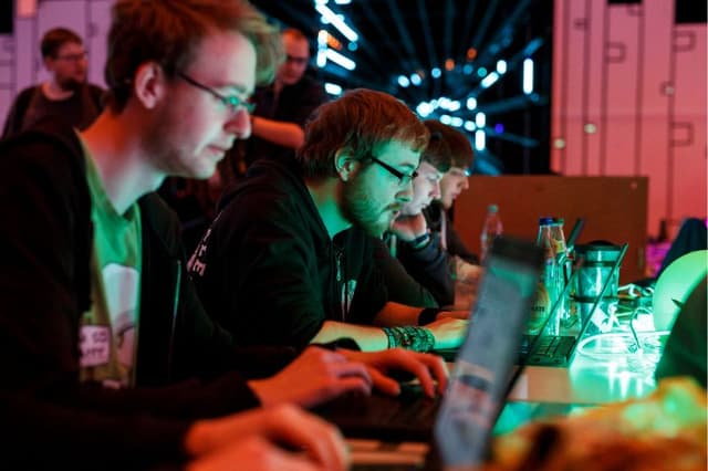 Varias personas asisten al 33.º Congreso Chaos Communication en su día de inauguración, el 27 de diciembre de 2016, en Hamburgo, Alemania. (Morris MacMatzen/Getty Images)