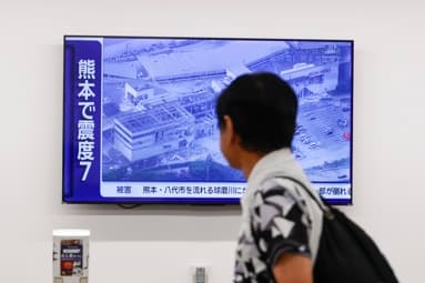 Un viajero observa las noticias sobre un terremoto de magnitud 7,1 que sacudió la prefectura japonesa de Kumamoto, en la Terminal 1 del Aeropuerto de Haneda. (EFE/EPA/RODRIGO REYES MARIN)