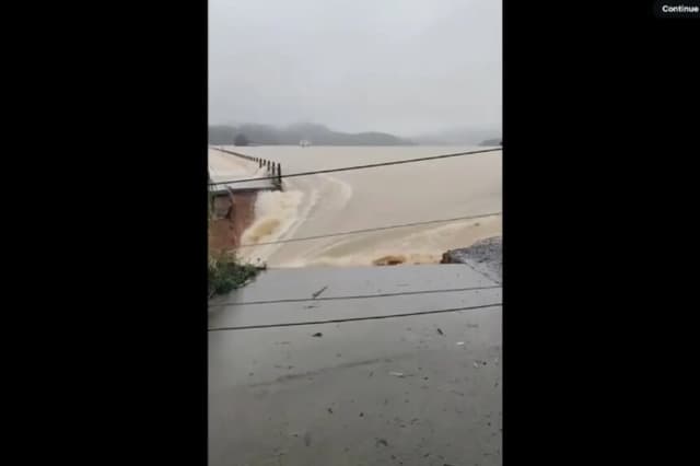 El embalse de Liulan, en Nanning (Guangxi), comenzó a liberar agua de emergencia el 5 de julio. Videos compartidos por residentes parecían mostrar una gran brecha en la presa al día siguiente, con agua fluyendo por la sección dañada. La causa no ha sido verificada de forma independiente. (Captura de pantalla de video/The Epoch Times).