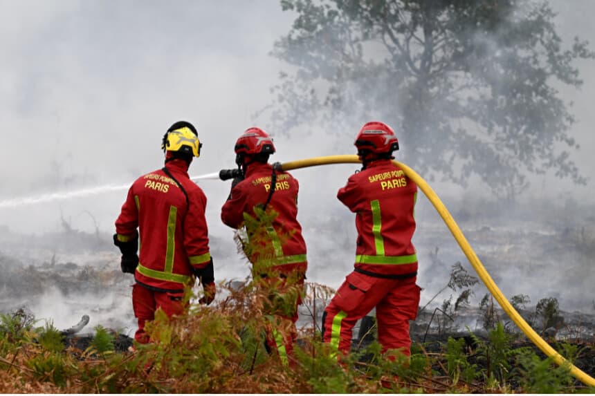 Bomberos combaten un incendio forestal cerca de Marcheprime, en las afueras de Burdeos, Francia, el 26 de julio de 2026. (Emma Da Silva/AP Photo).