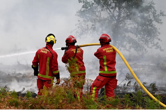 Bomberos combaten un incendio forestal cerca de Marcheprime, en las afueras de Burdeos, Francia, el 26 de julio de 2026. (Emma Da Silva/AP Photo).