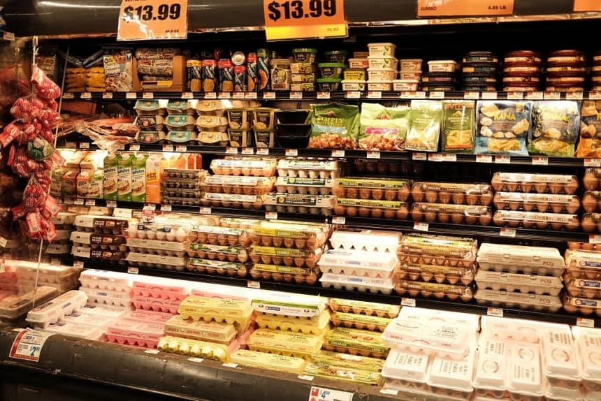 Huevos en un supermercado local del barrio de Sugar Hill, en el distrito de Manhattan de la ciudad de Nueva York, el 9 de abril de 2026. (Charly Triballeau/AFP vía Getty Images)