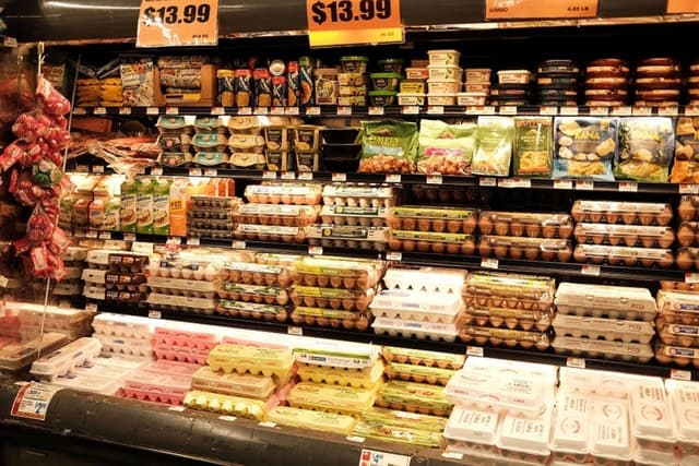 Huevos en un supermercado local del barrio de Sugar Hill, en el distrito de Manhattan de la ciudad de Nueva York, el 9 de abril de 2026. (Charly Triballeau/AFP vía Getty Images)