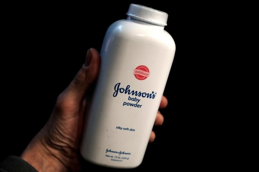 Un frasco de talco para bebés de Johnson & Johnson en una ilustración fotográfica tomada en Nueva York el 24 de febrero de 2016. (Mike Segar/Reuters)