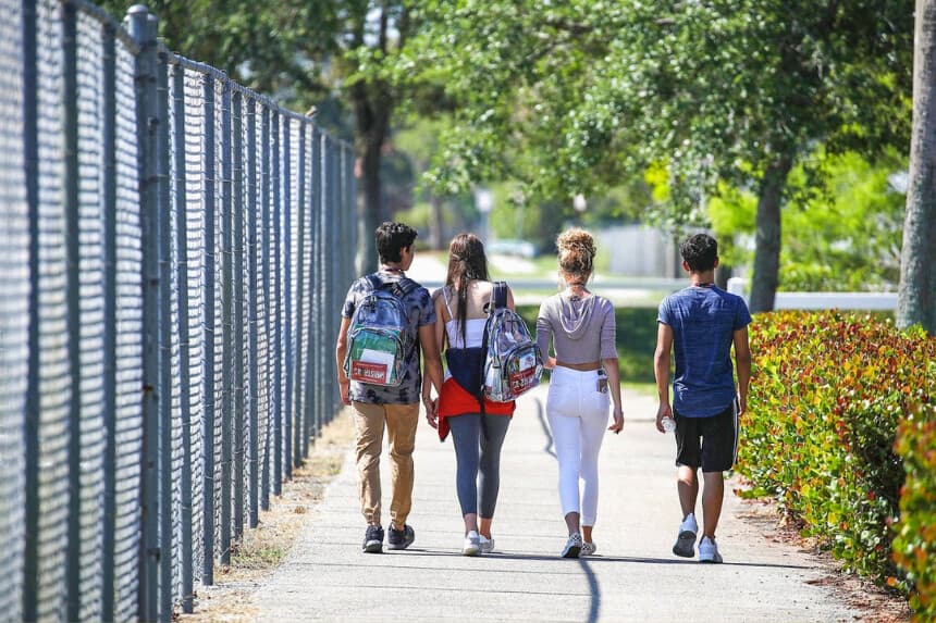 Unos estudiantes de preparatoria salen juntos de la escuela en Parkland, Florida, el 20 de abril de 2018. (Joe Raedle/Getty Images).